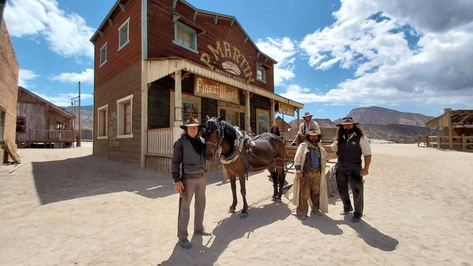 Vaqueros, con el caballo y el carro, antes de la actuación que más público congrega en el Mini Hollywood.