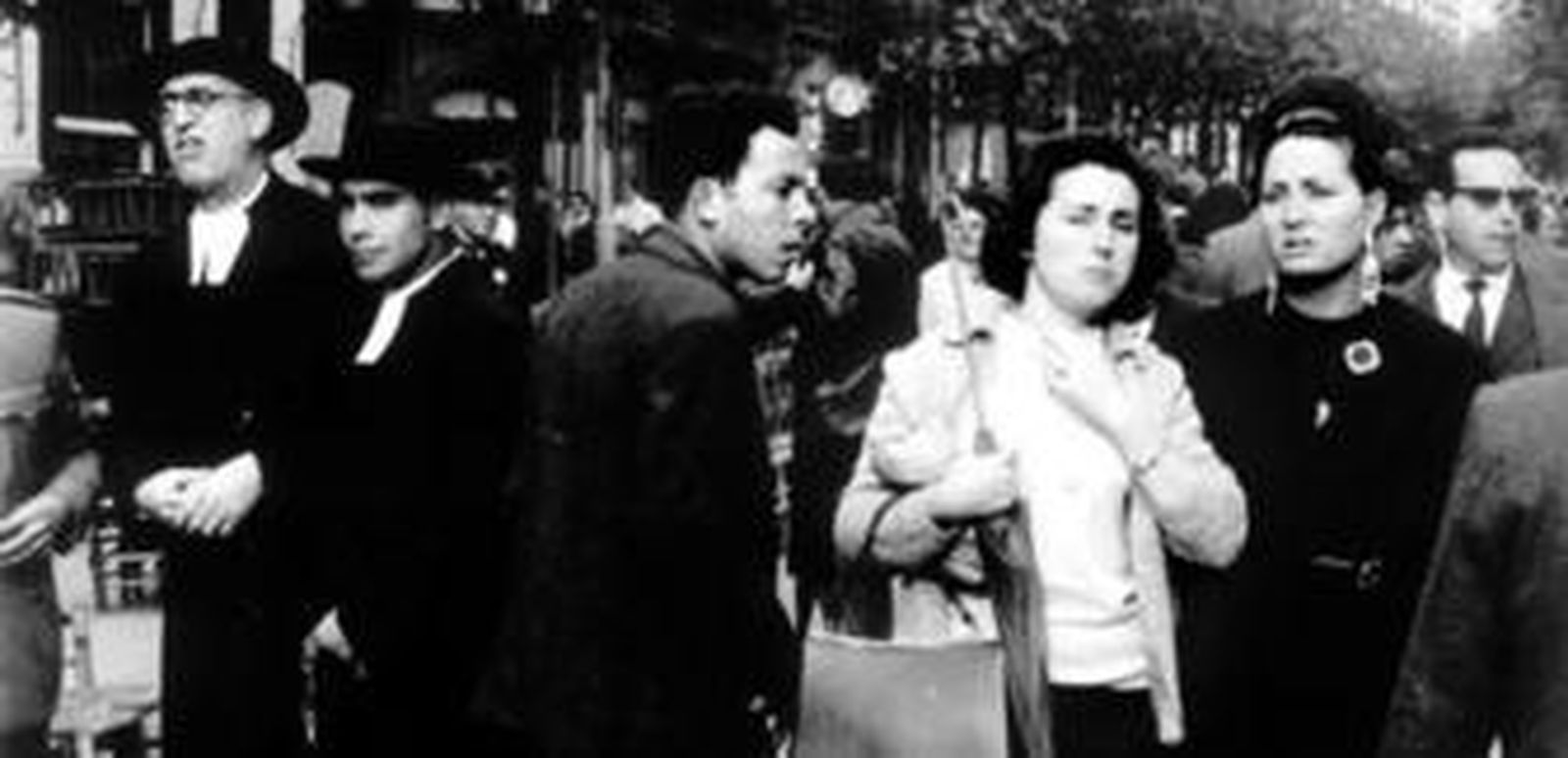 Transeúntes en una calle de Sevilla en los años 40, una de las épocas centrales de las que se ocupa el libro de Jon Juaristi y Marina Pino.
