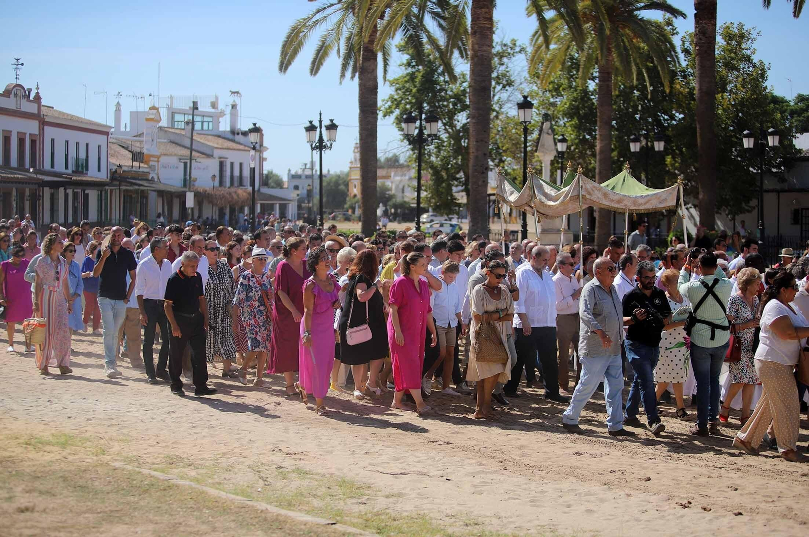 Imágenes de la procesión eucarística y solemne Función del Voto en El Rocío Chico