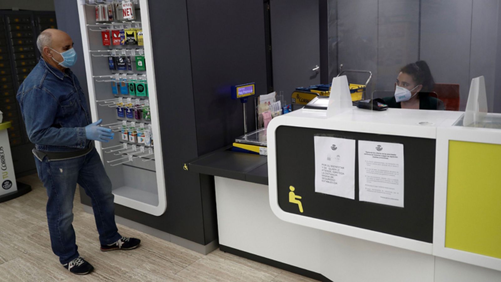 Distribución de mascarillas a transportistas en una oficina de Correos.