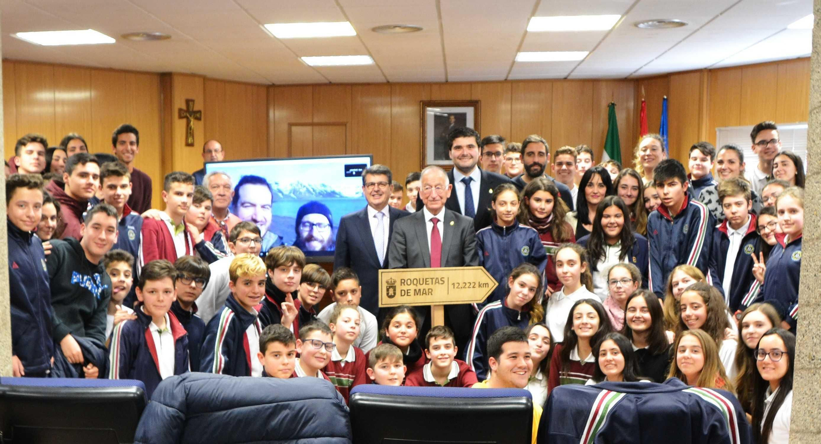 Foto de grupo, con los españoles en la Antártida incluidos, vía monitor