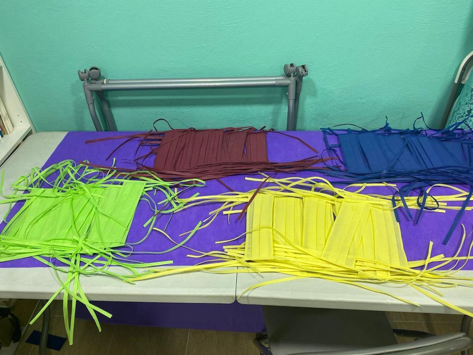 Un grupo de mascarillas de diferente color, sobre la mesa