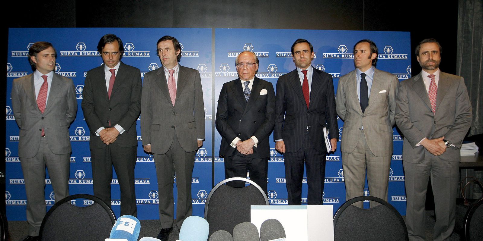 José María Ruiz-Mateos, acompañado de sus seis hijos varones antes de dar una rueda de prensa en Madrid en 2011.