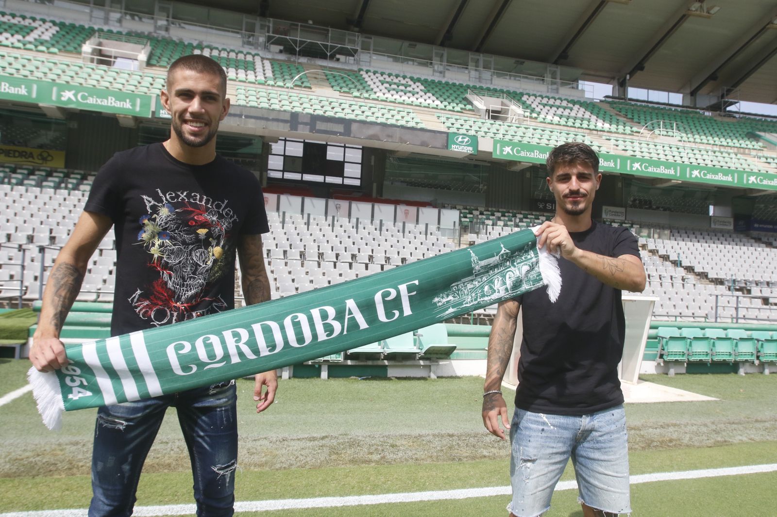 Julio Iglesias y Meléndez posan sobre el césped de El Arcángel tras su presentación.