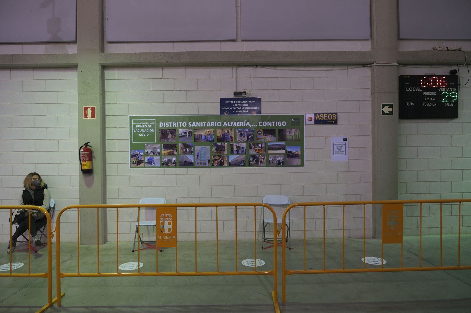 Fotogalería vacunación COVID-19 en el Palacio de los Juegos Mediterráneos. Almería