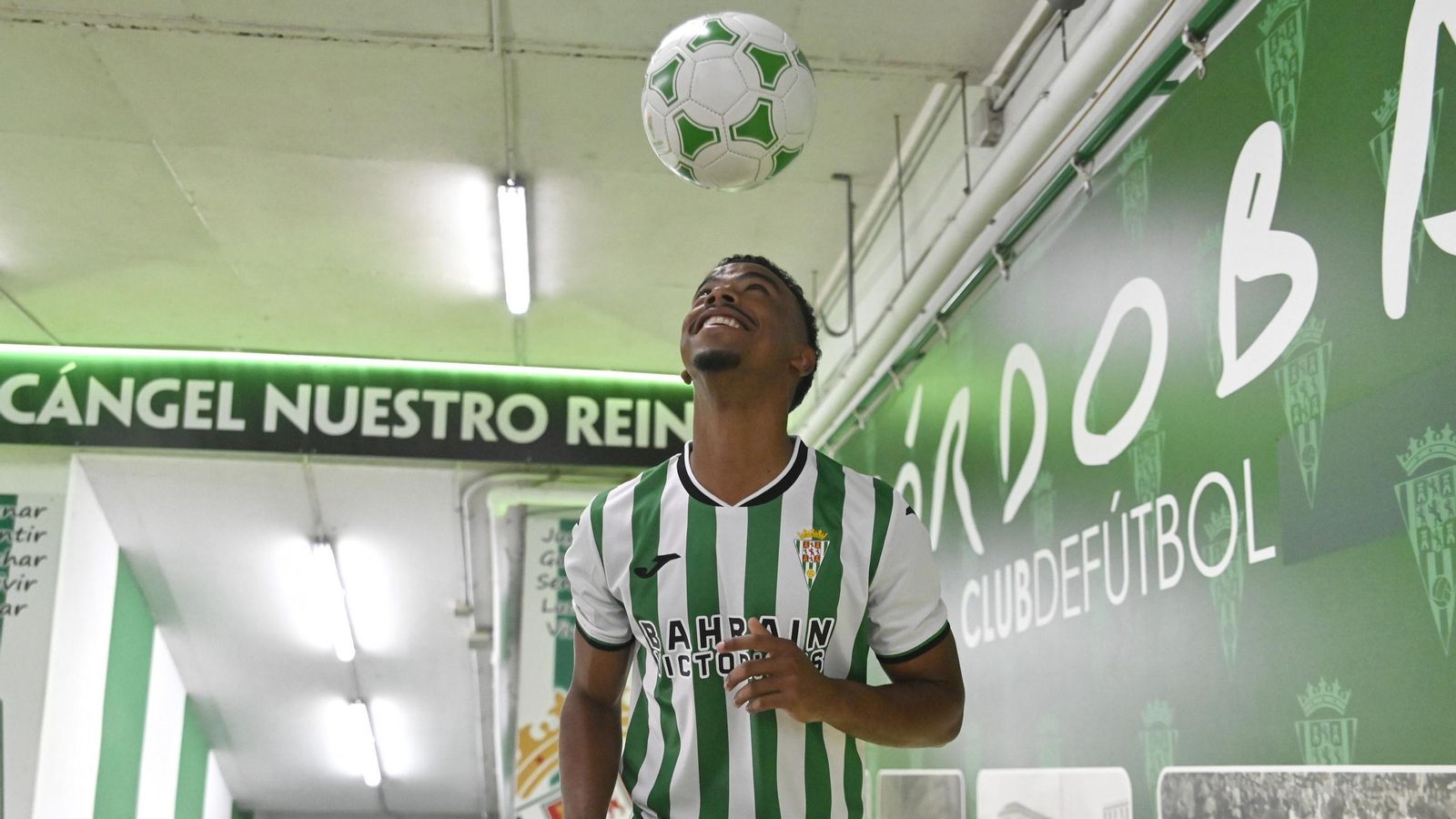 Dalisson de Almeida cabecea el balón en su presentación como jugador del Córdoba CF. Dalisson de Almeida cabecea el balón en su presentación como jugador del Córdoba CF.