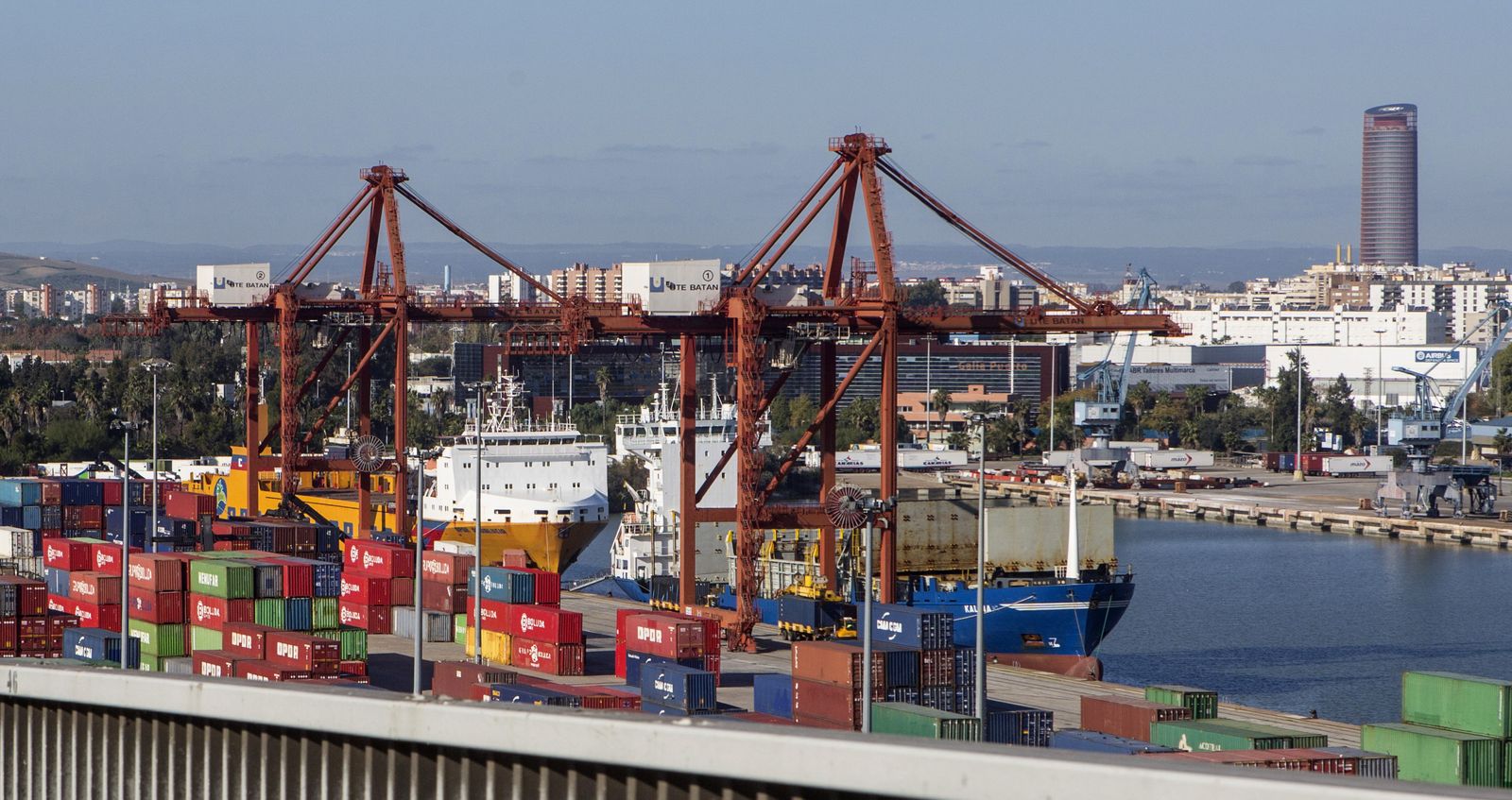 Una vista del Puerto de Sevilla, con la torre Pelli al fondo.