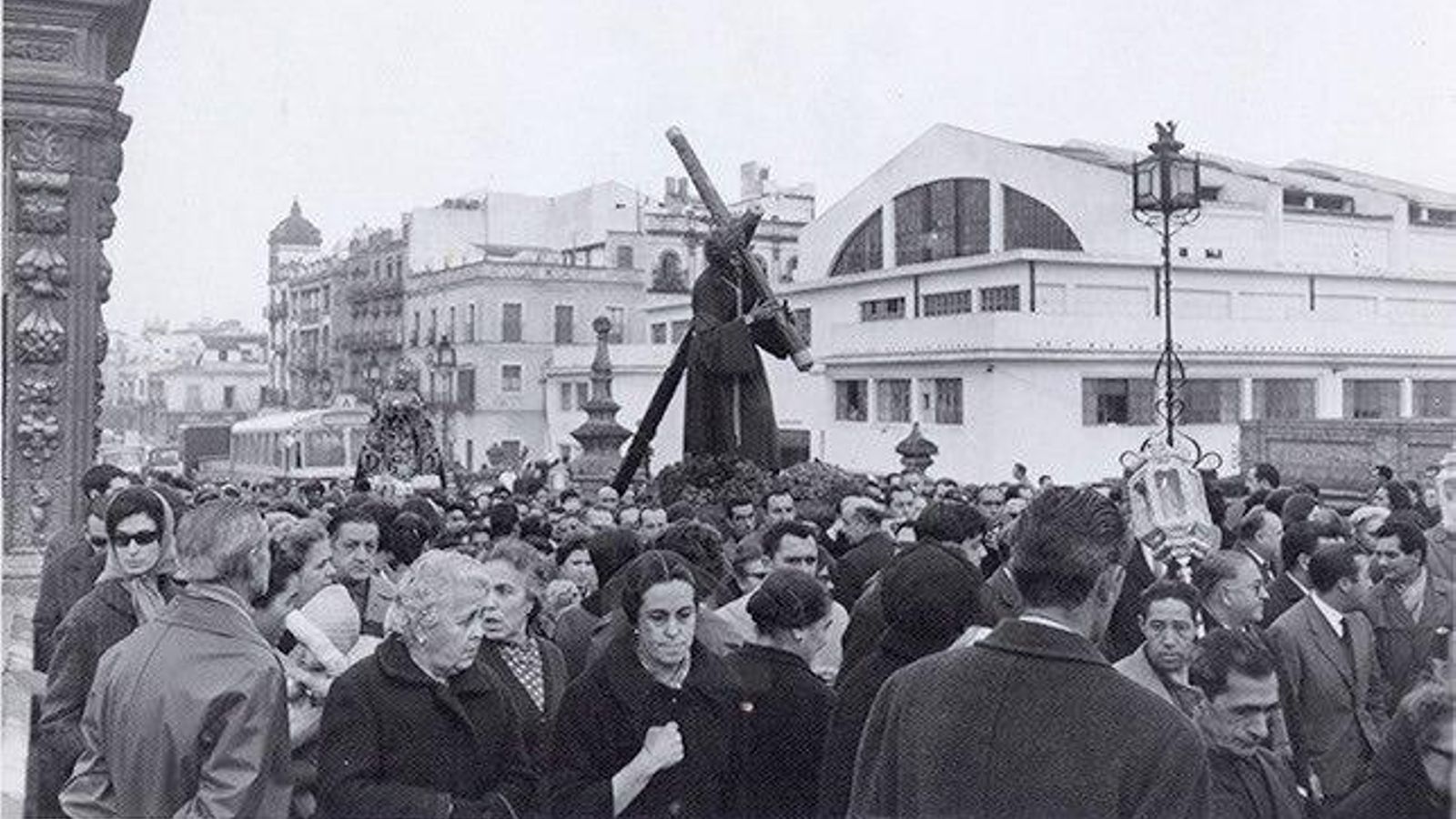 El Señor del Gran Poder y la Virgen del Mayor Dolor y Traspaso subiendo el puente de San Bernardo.