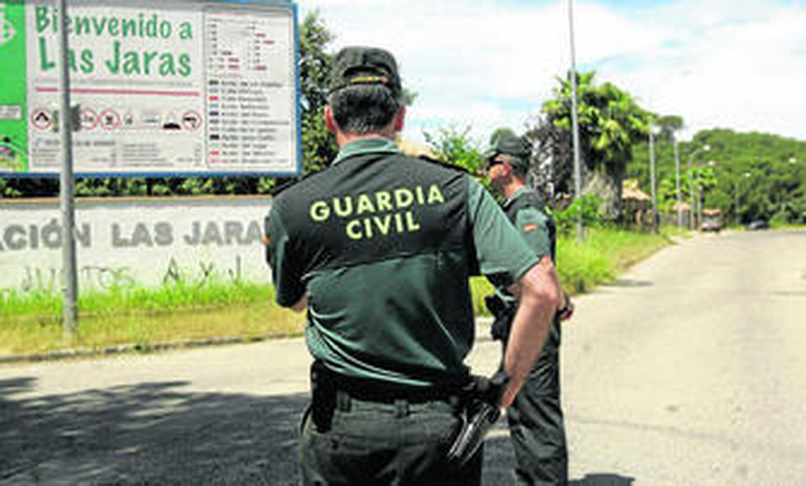 Agentes de la Guardia Civil en la urbanización de Las Jaras.