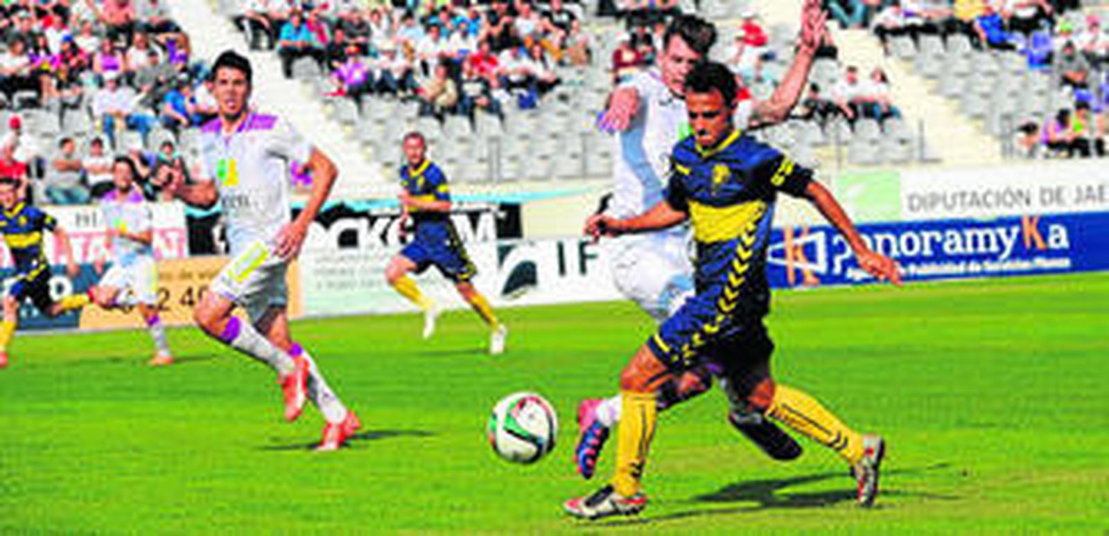 Álvaro García se abre hacia la izquierda para intentar superar a un jugador del Jaén.