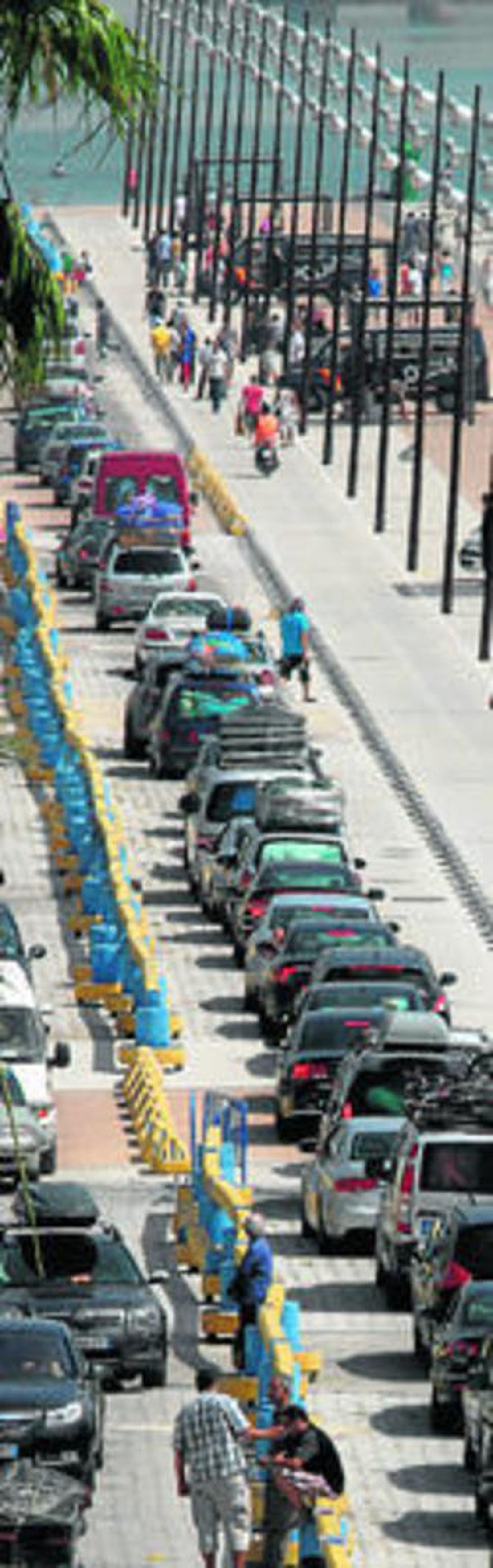 Coches de magrebíes entran en el Llano Amarillo, antes de embarcar.