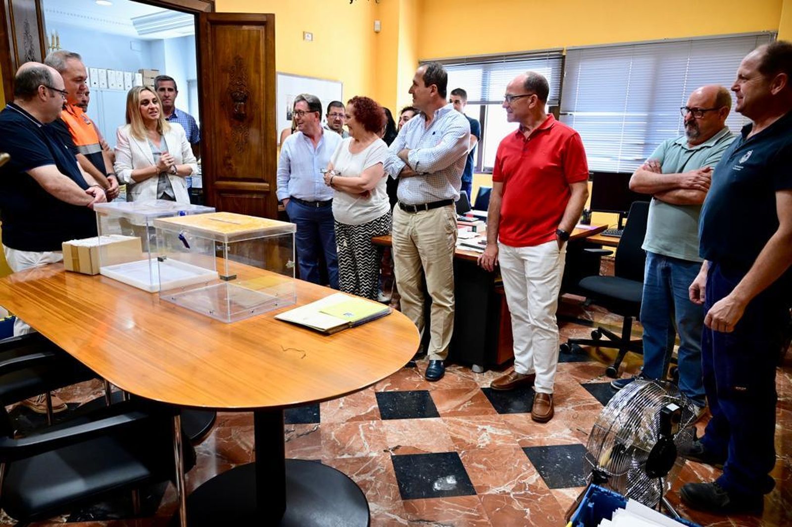 Imagen de la visita de la alcaldesa, Marifrán Carazo, al dispositivo de preparativos de las elecciones