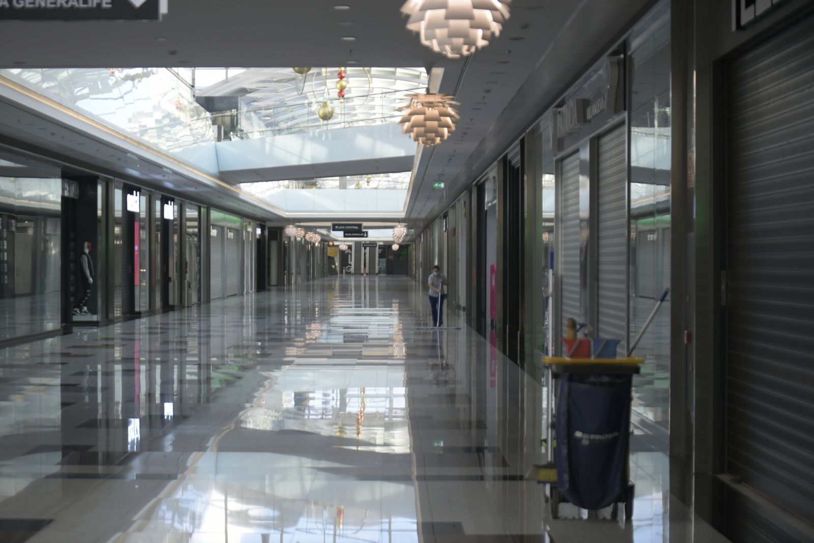 Fotos: El centro comercial Nevada mantiene un hálito de vida el primer día del cierre de comercios