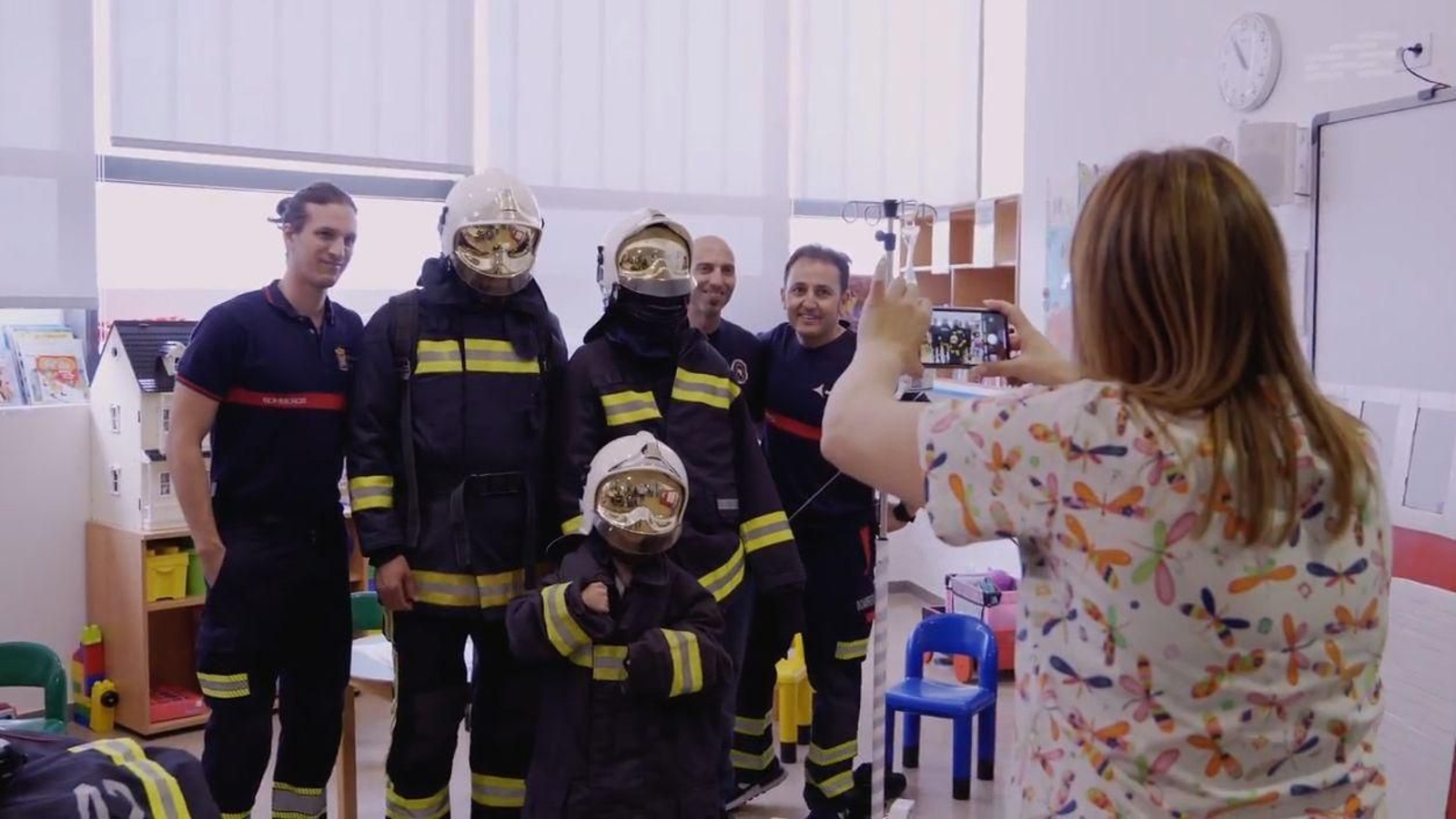 Componentes de la Asociación Volando Juntos en su visita al Clínico de Granada