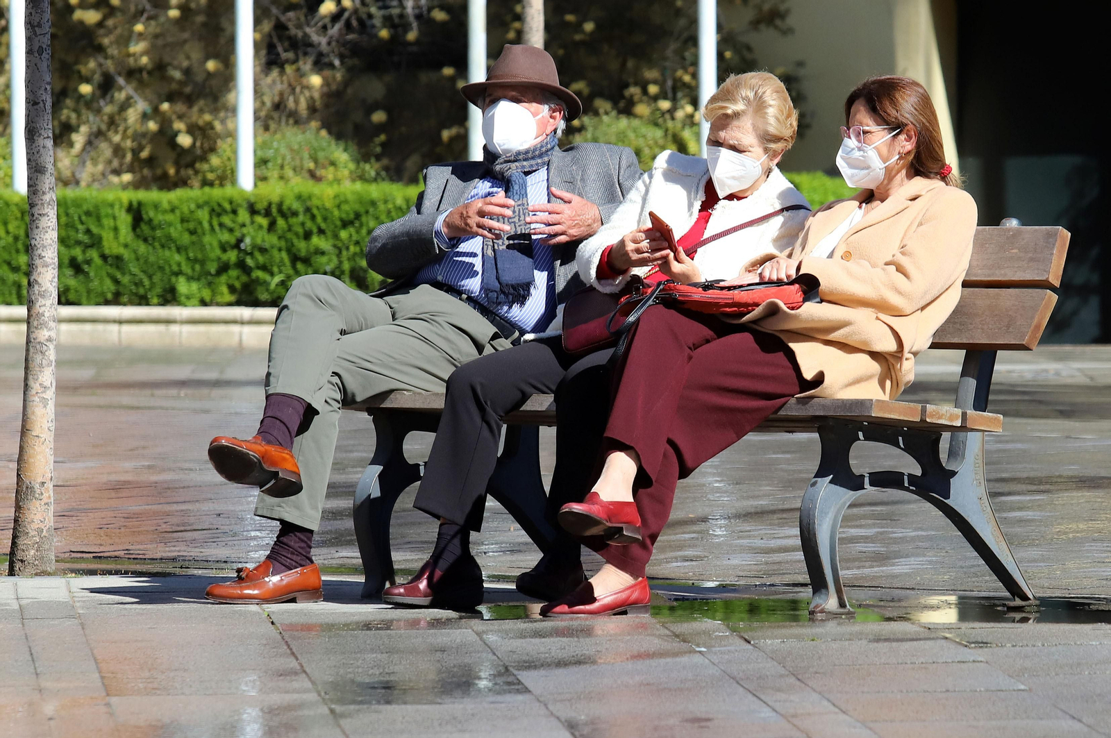 Ciudadanos disfrutan de un domingo al sol con sus mascarillas.