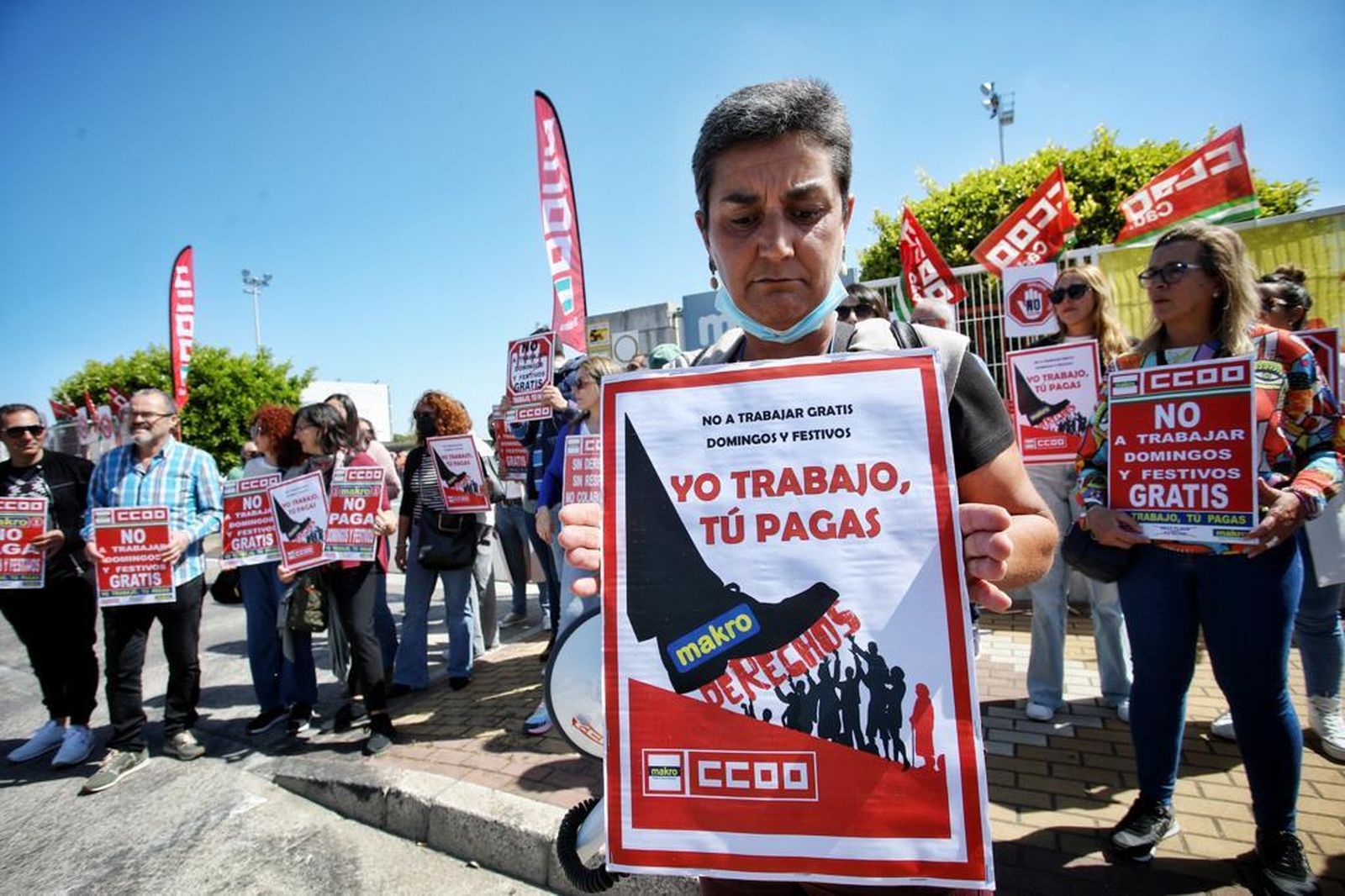 Un momento de la protesta organizada por CCOO en el exterior de Makro, en El Puerto.