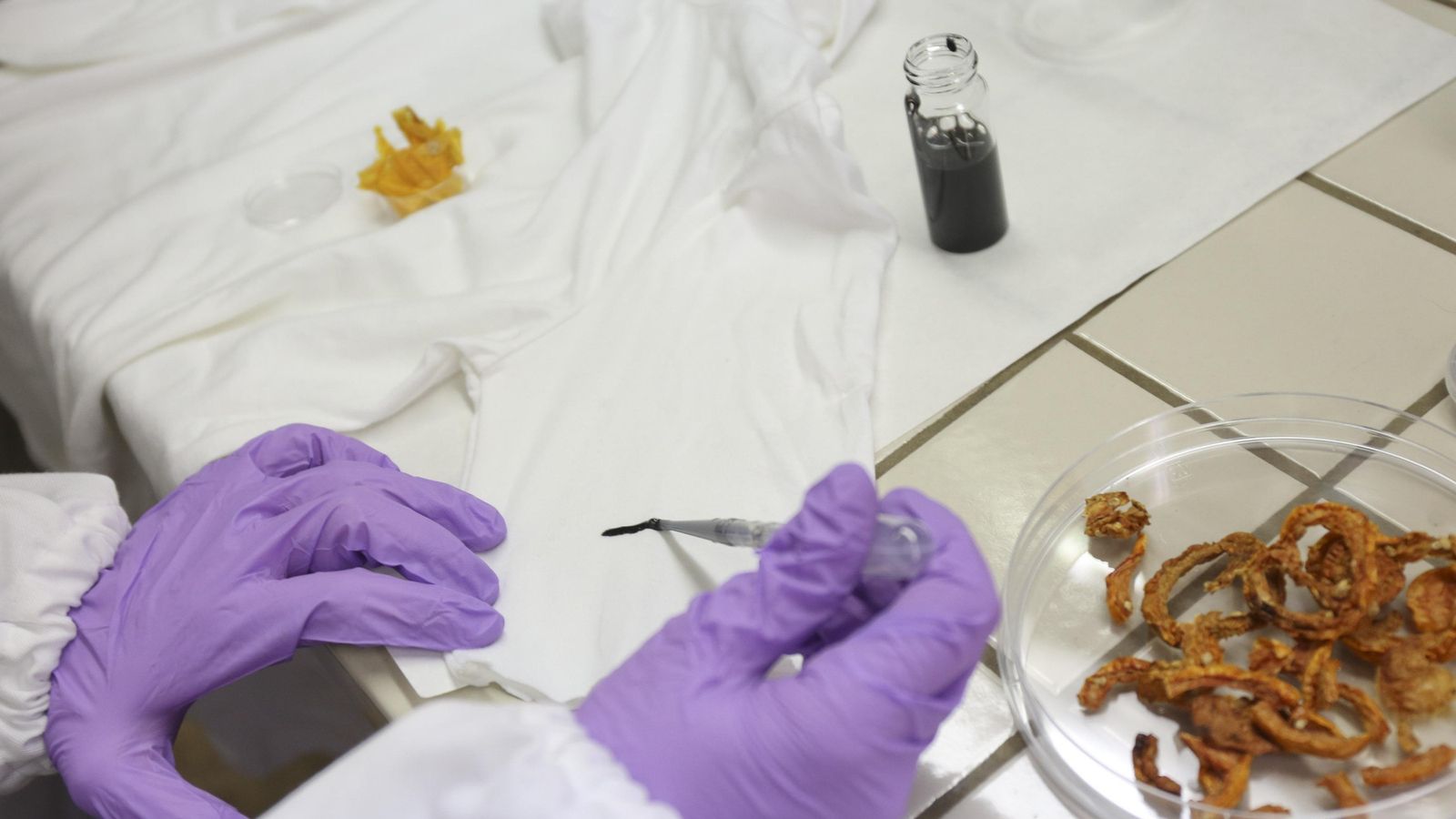 La investigadora aplica biotinta a la camiseta.