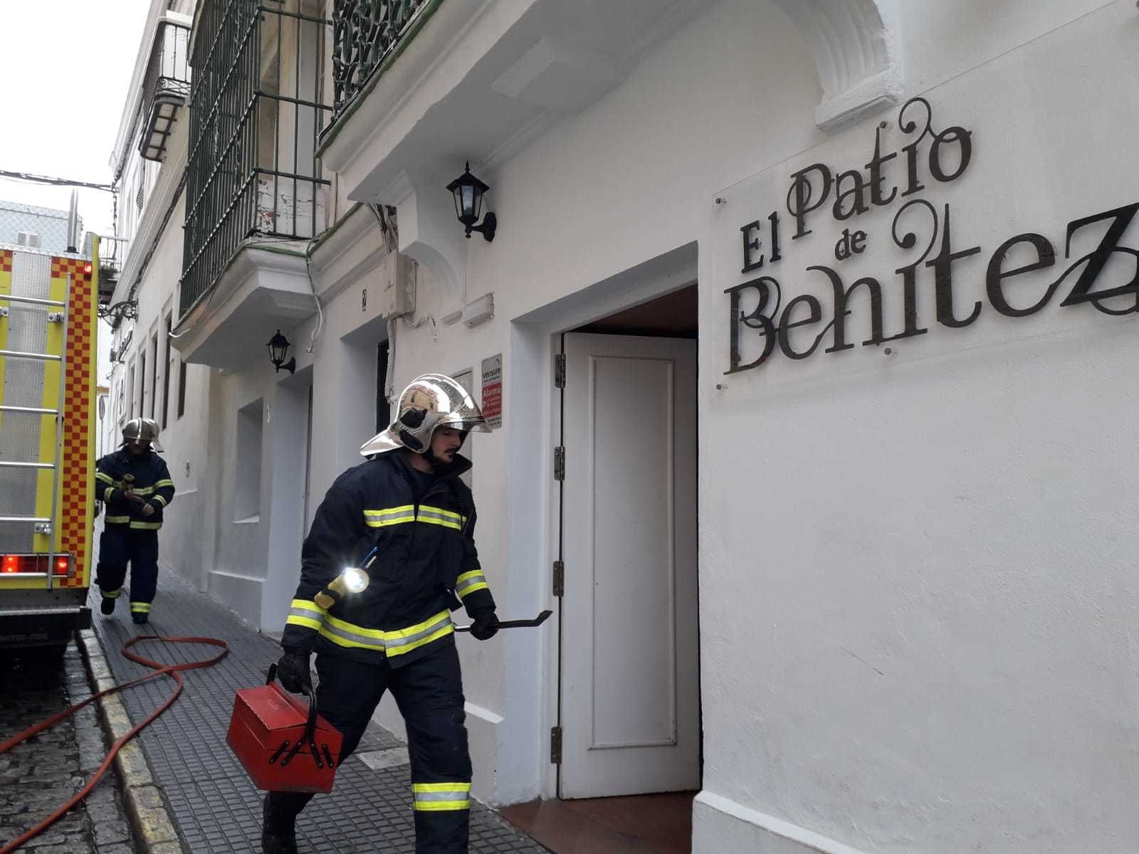 Un bombero accede al interior del local durante la intervención.
