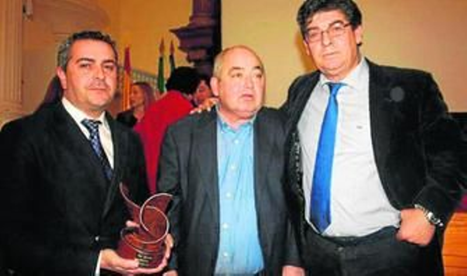 El alcalde de Serón posó con el premio junto a Diego Valderas y Manuel Pastrana.