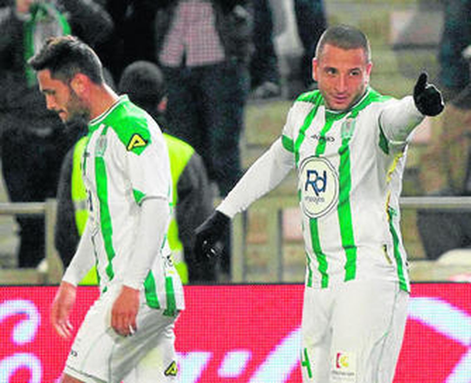 Ghilas, junto a Florin, hace un gesto de aprobación tras su gol ante el Valencia.