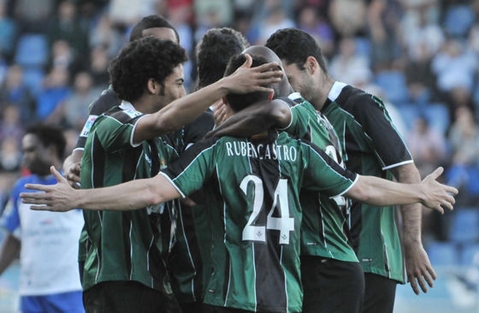 Los jugadores béticos celebran uno de los goles. / LOF