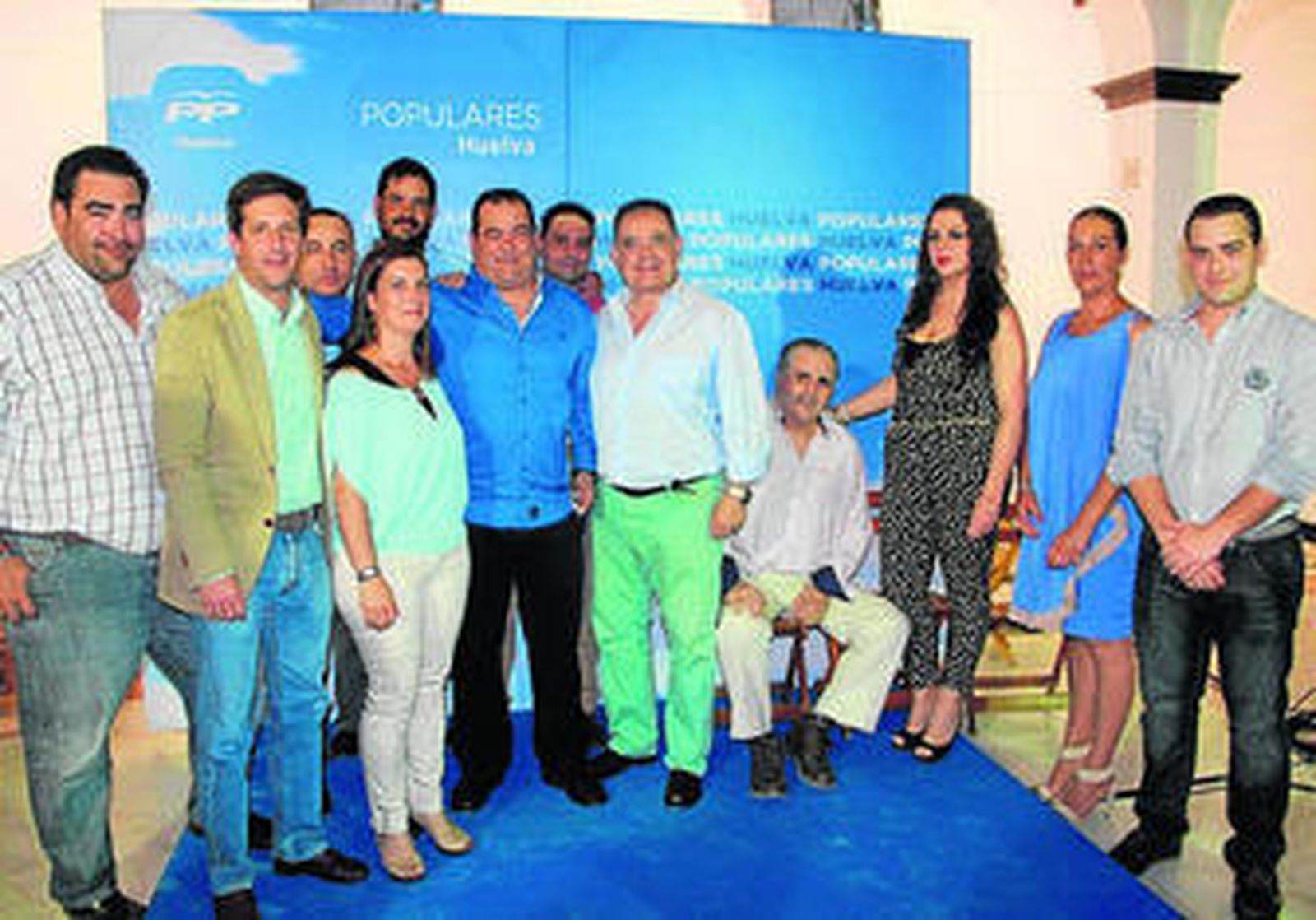 Los populares de Manzanilla, con representantes provinciales del partido.