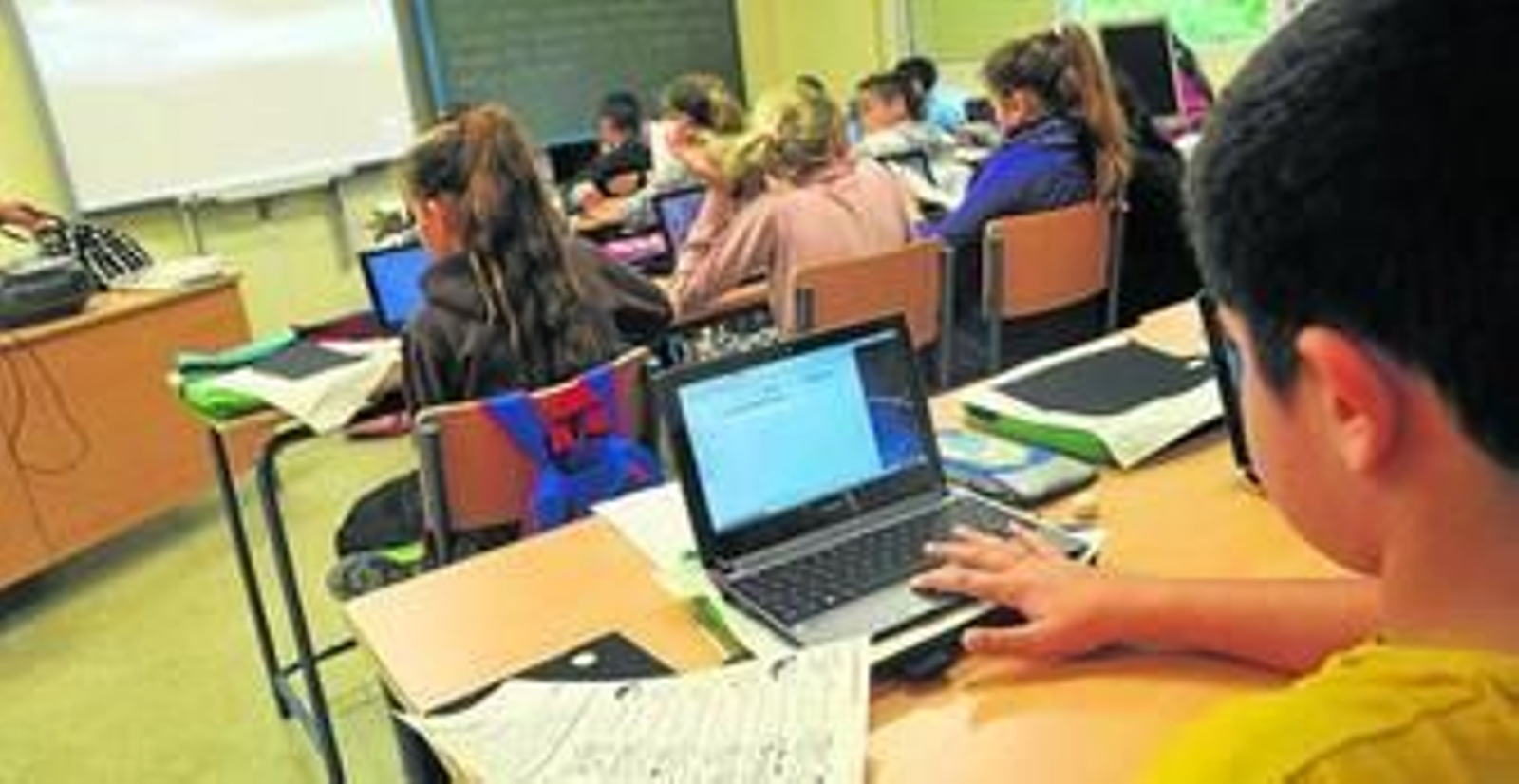 Los alumnos trabajando con los ordenadores.