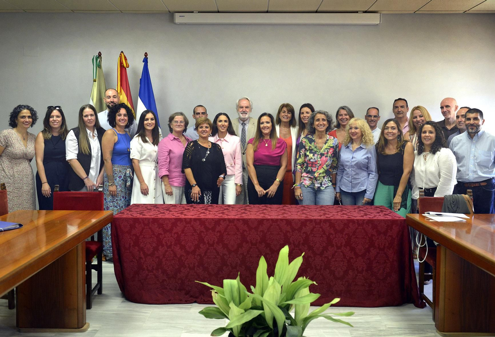 Agustín Muñoz junto a los nuevos funcionarios de carrera del Ayuntamiento de Jerez.
