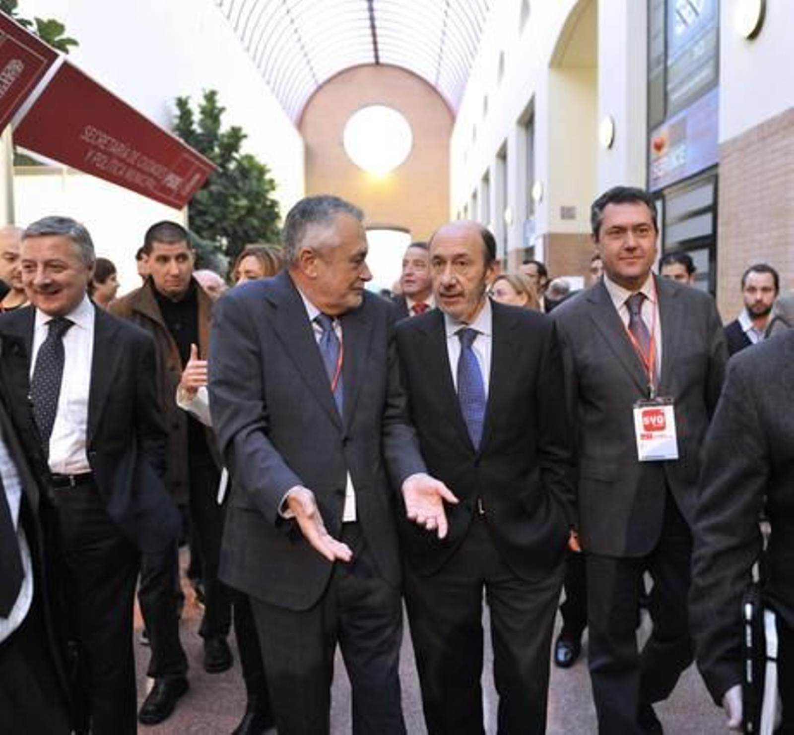Griñán dialoga con Rubalcaba antes de entrar a la primera jornada de la convención. / Juan Carlos Vázquez