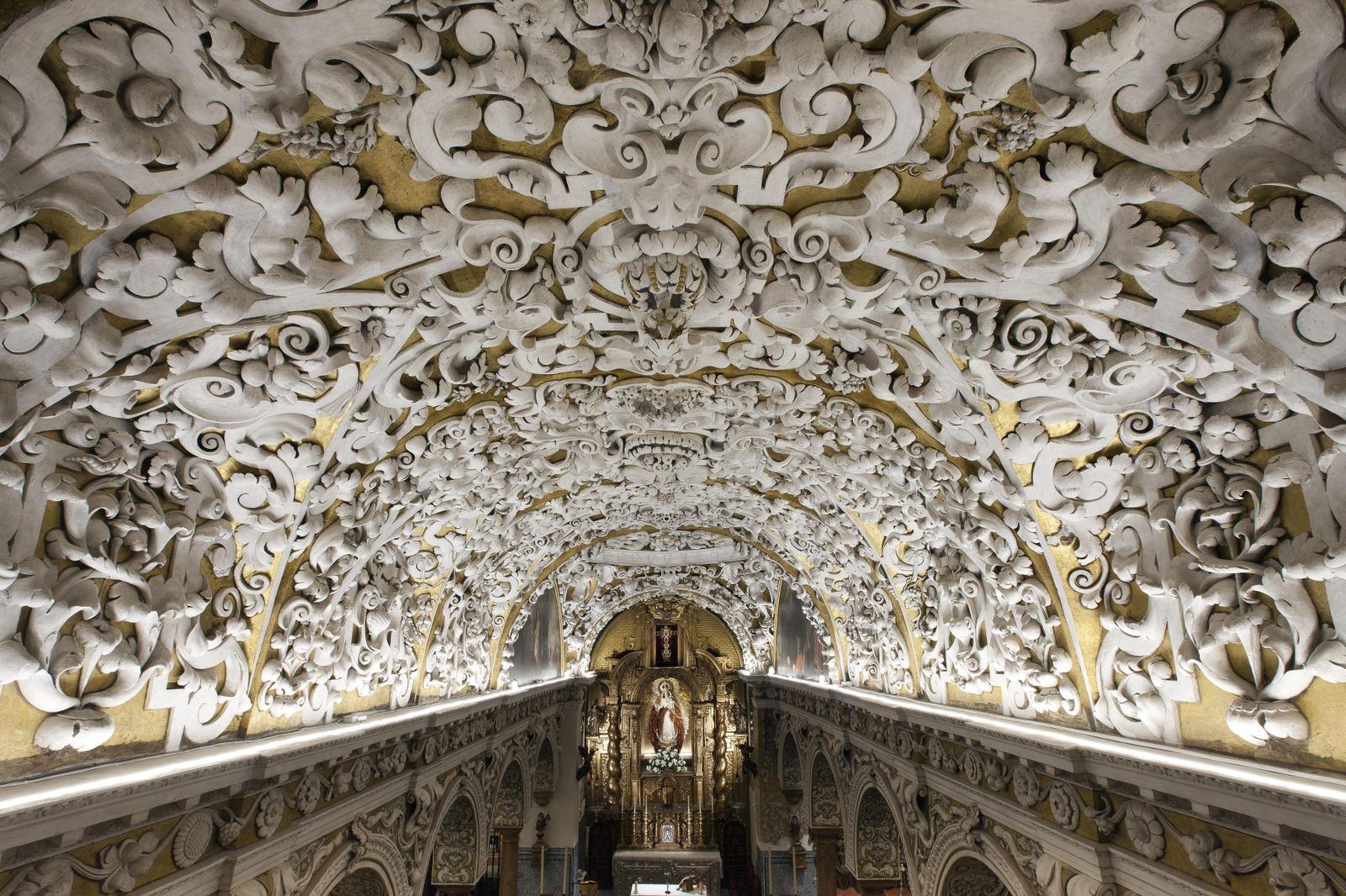 La iglesia de Santa María la Blanca con sus fabulosas yeserías en primer término.