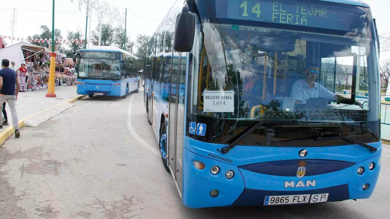 Los autobuses municipales de El Puerto en una edición anterior de la feria