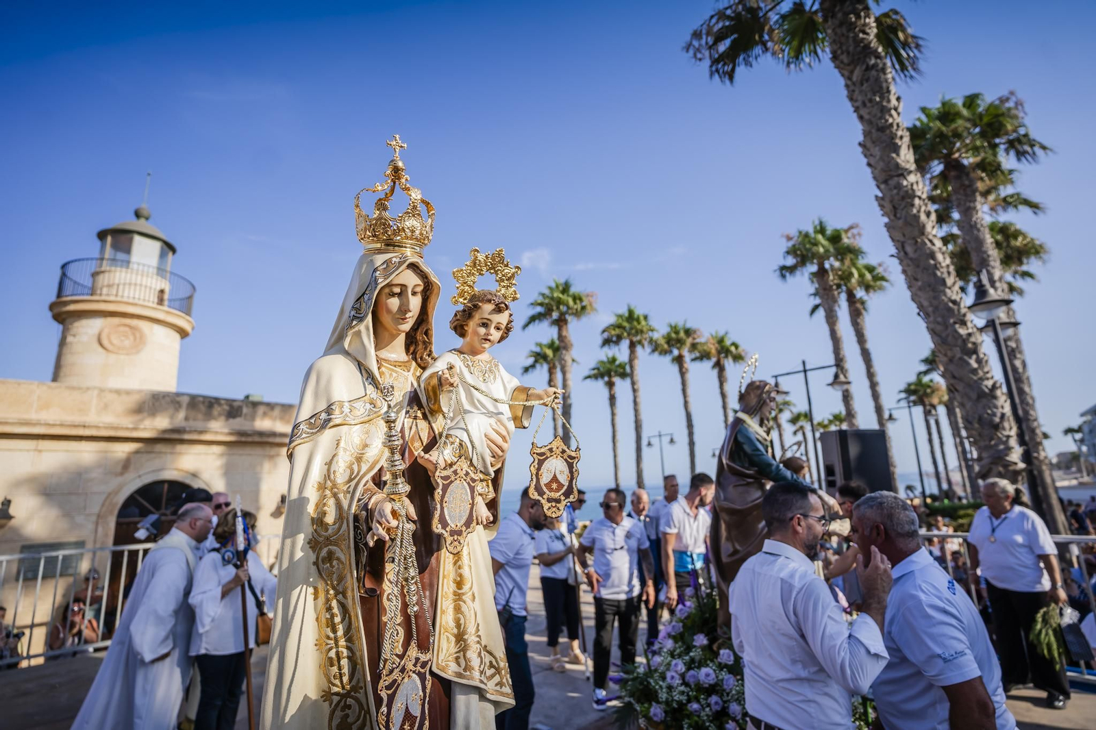 La procesión de la Virgen del Carmen y Santa Ana pone el broche final a las fiestas del Puerto de Roquetas