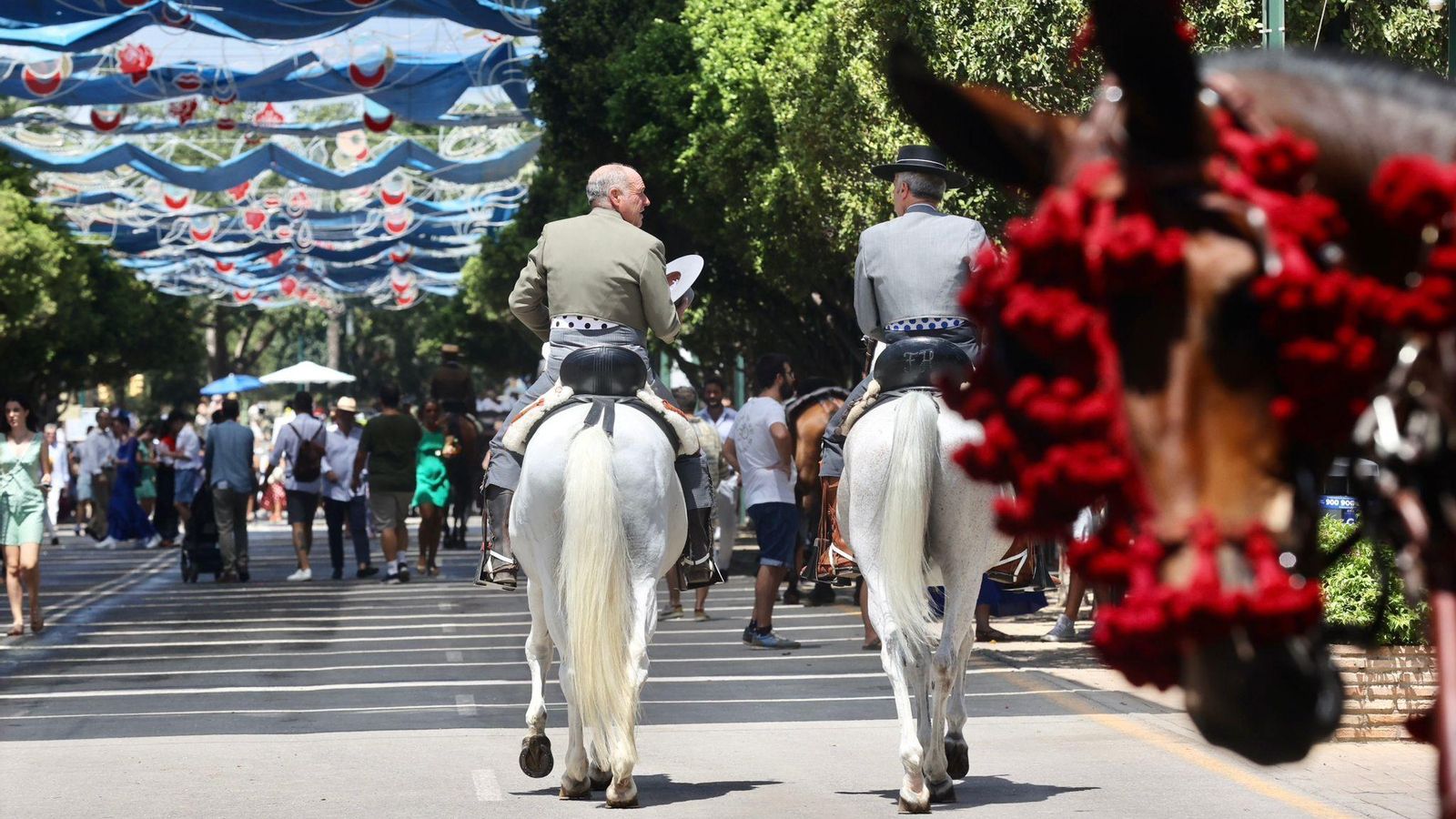 Dos hombres montan a caballo.