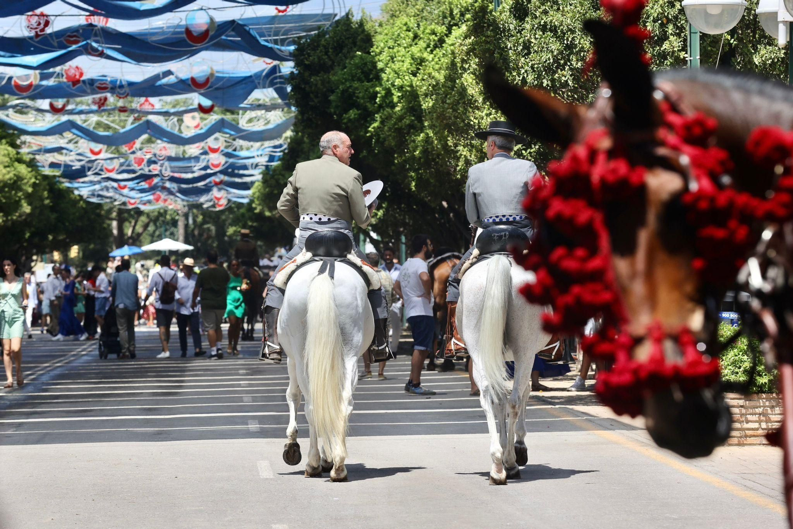 Dos hombres montan a caballo. Dos hombres montan a caballo.