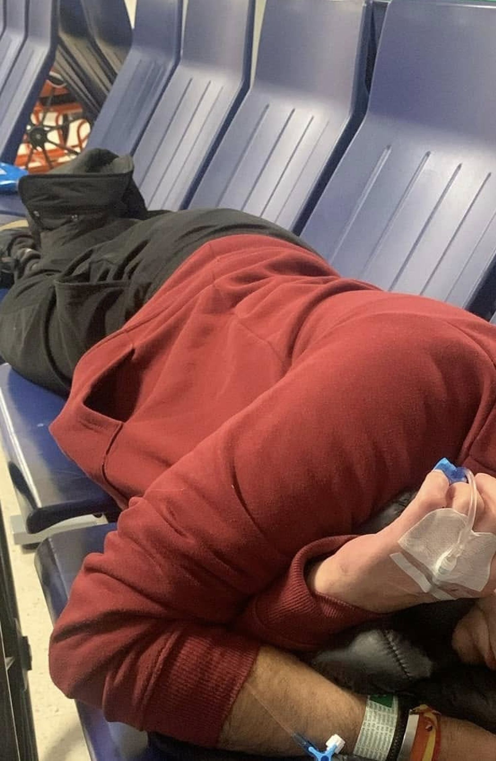 El paciente en las sillas del hospital Juan Ramón Jiménez.