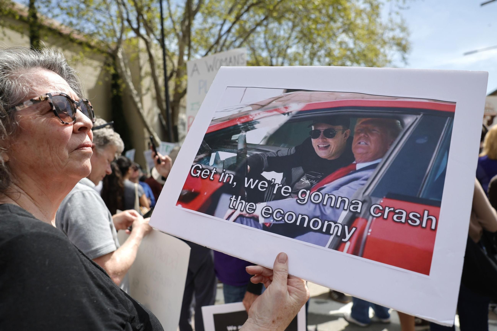Miles de manifestantes contra Trump y Musk en EEUU: "¡Quita tus manos!"