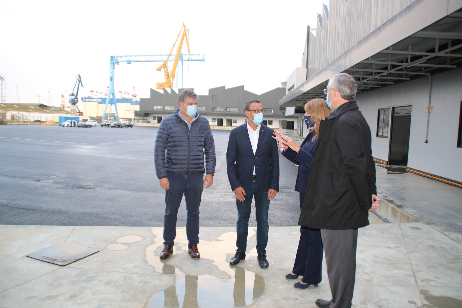 Ignacio Caraballo durante su visita a  la Ciudad del Marisco junto a los responsables portuarios.