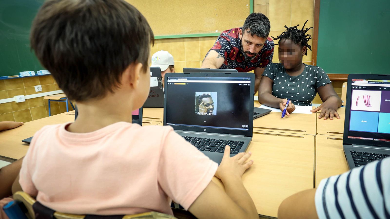 Eloy Andújar, director del Luis Vives, con una alumna.