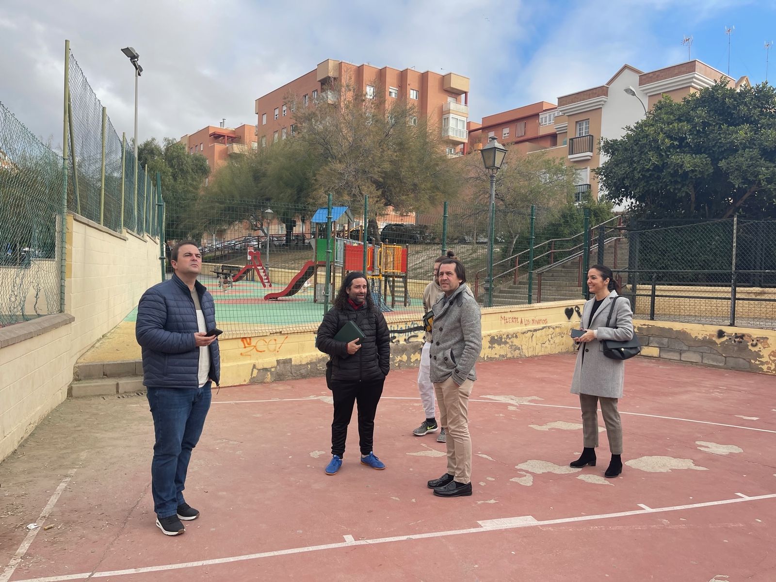Rafael Burgos, con vecinos de San Luis en las pistas deportivas