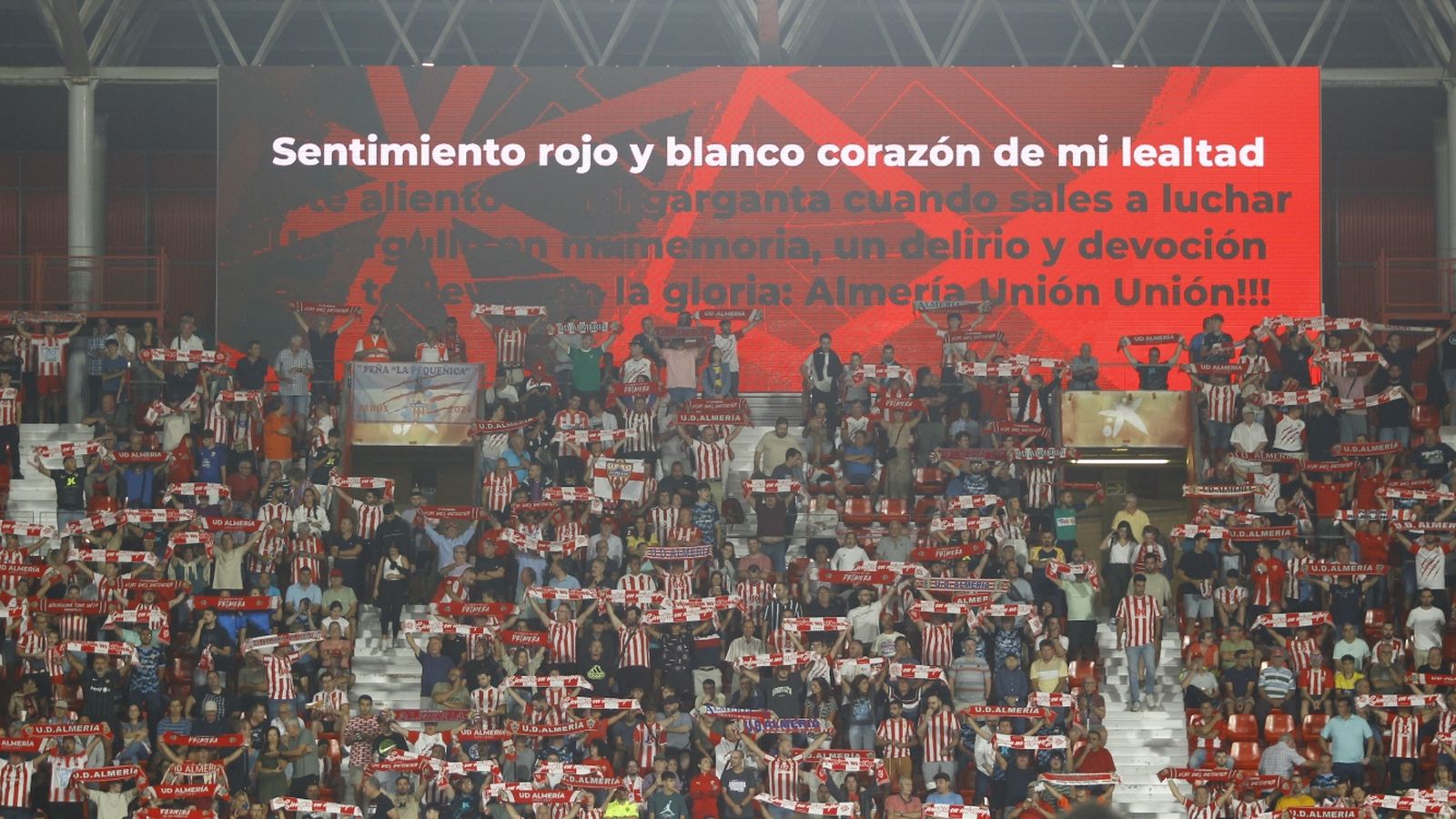 La afición rojiblanca canta el himno en el estadio almeriense.