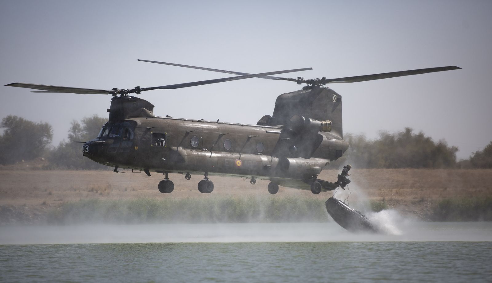 Entrenamiento del Ejército en el río Guadalquivir