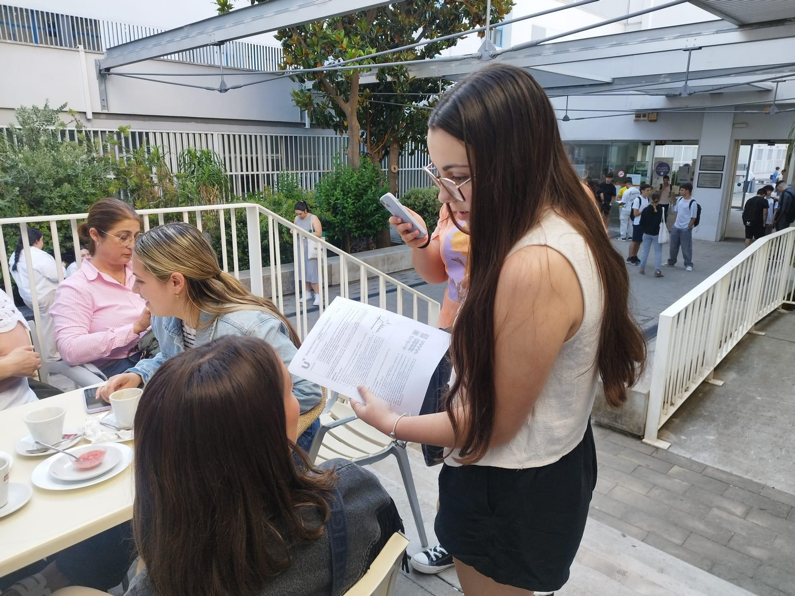 María comentando el examen con una amiga.