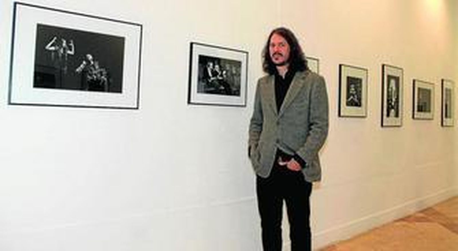 1. El fotógrafo granadino Roberto Durán, ante algunas de las fotografías de la exposición. 2. Carmen Santamaría y Angelina Vázquez, esposa y suegra de Durán, junto al periodista de Huelva Información, Antonio Carrasco. 3-4 Algunas de las personas que acudieron a la jornada inaugural de la muestra, mirando las fotografías que reflejan actividades en la calle.