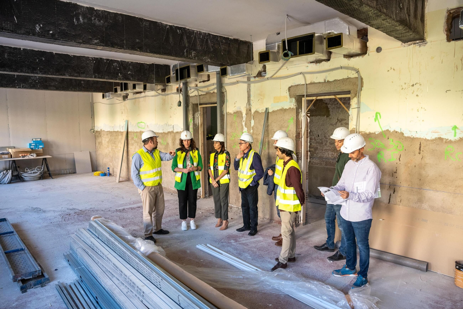 Una visita reciente de la alcaldesa a las obras del antiguo colegio Virgen de Socorro