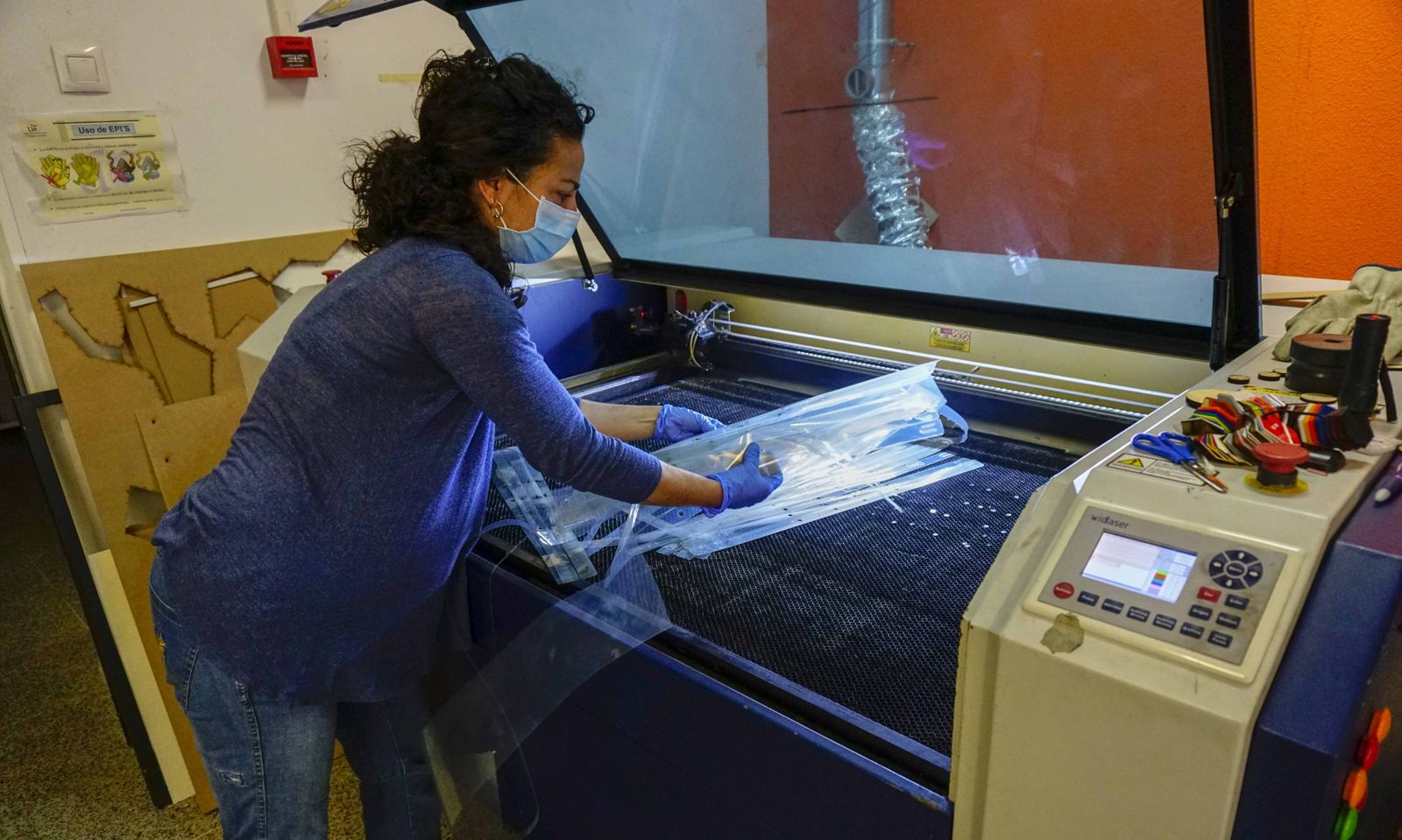 Coronavirus en Sevilla: El Fablab de la Escuela de Arquitectos fabrica mil mascarillas al día.