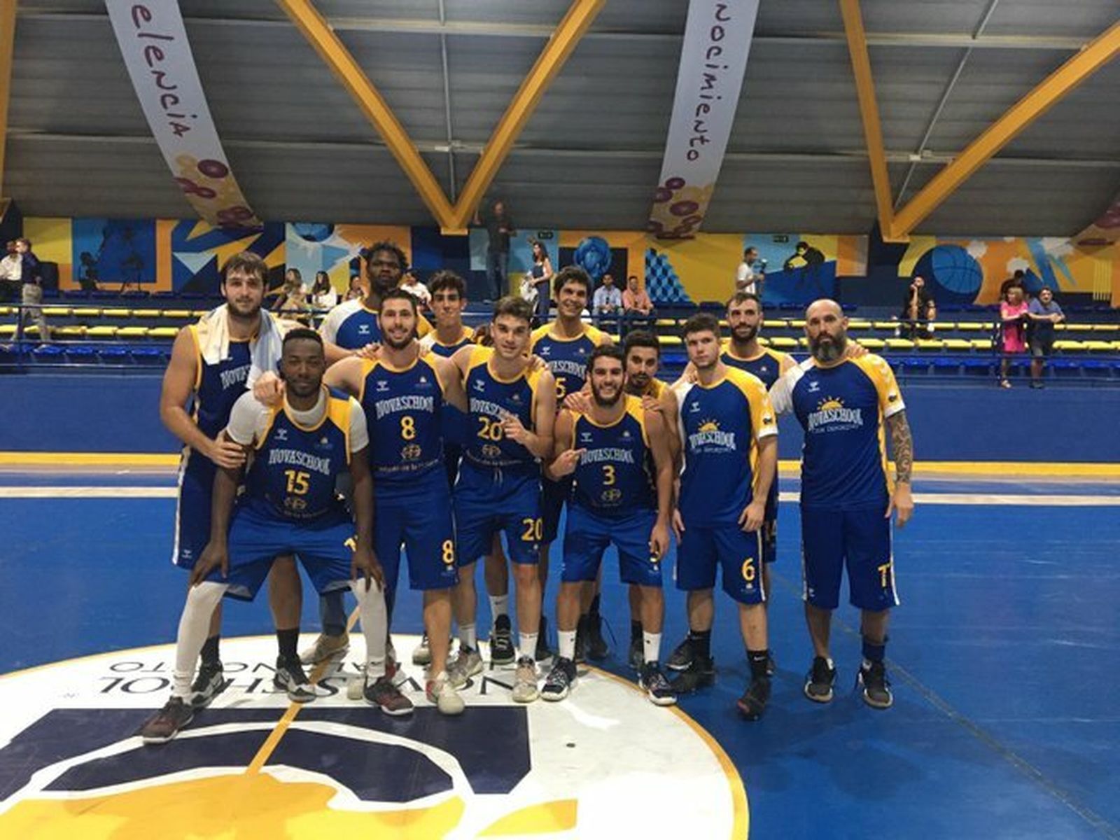 El Novaschool celebra un triunfo.