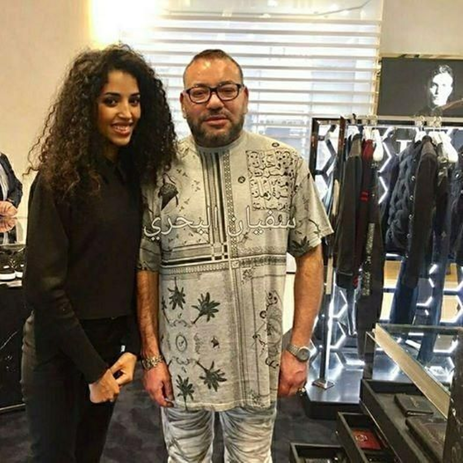 Mohamed VI posa En ella posa con una joven marroquí llamada Khadija Chaouki.