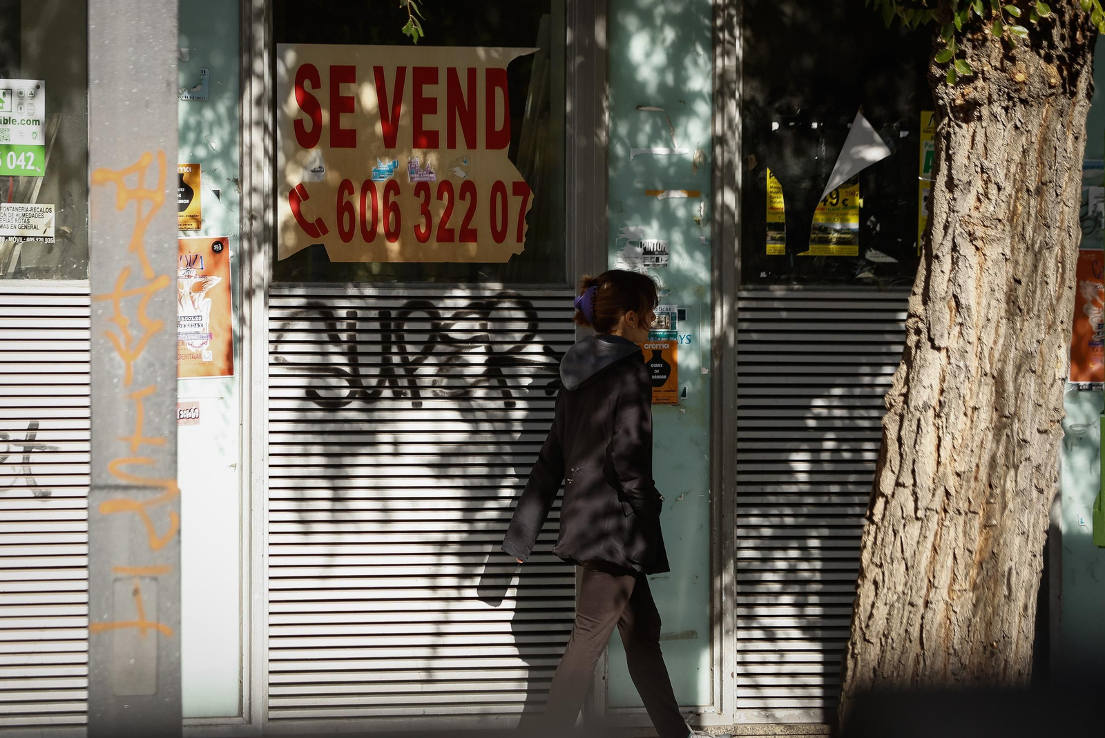 Restos de un antiguo cartel de Se Vende en la capital.