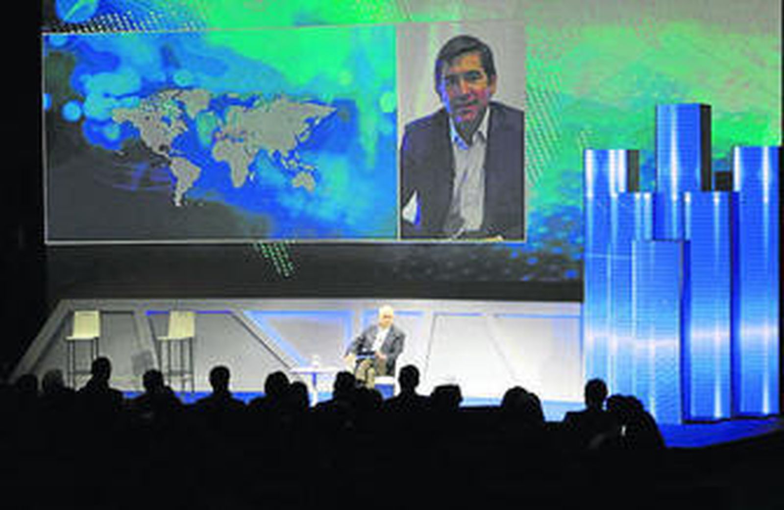 Francisco González, presidente de BBVA, y Carlos Torres, consejero delegado, durante el encuentro con los empleados.