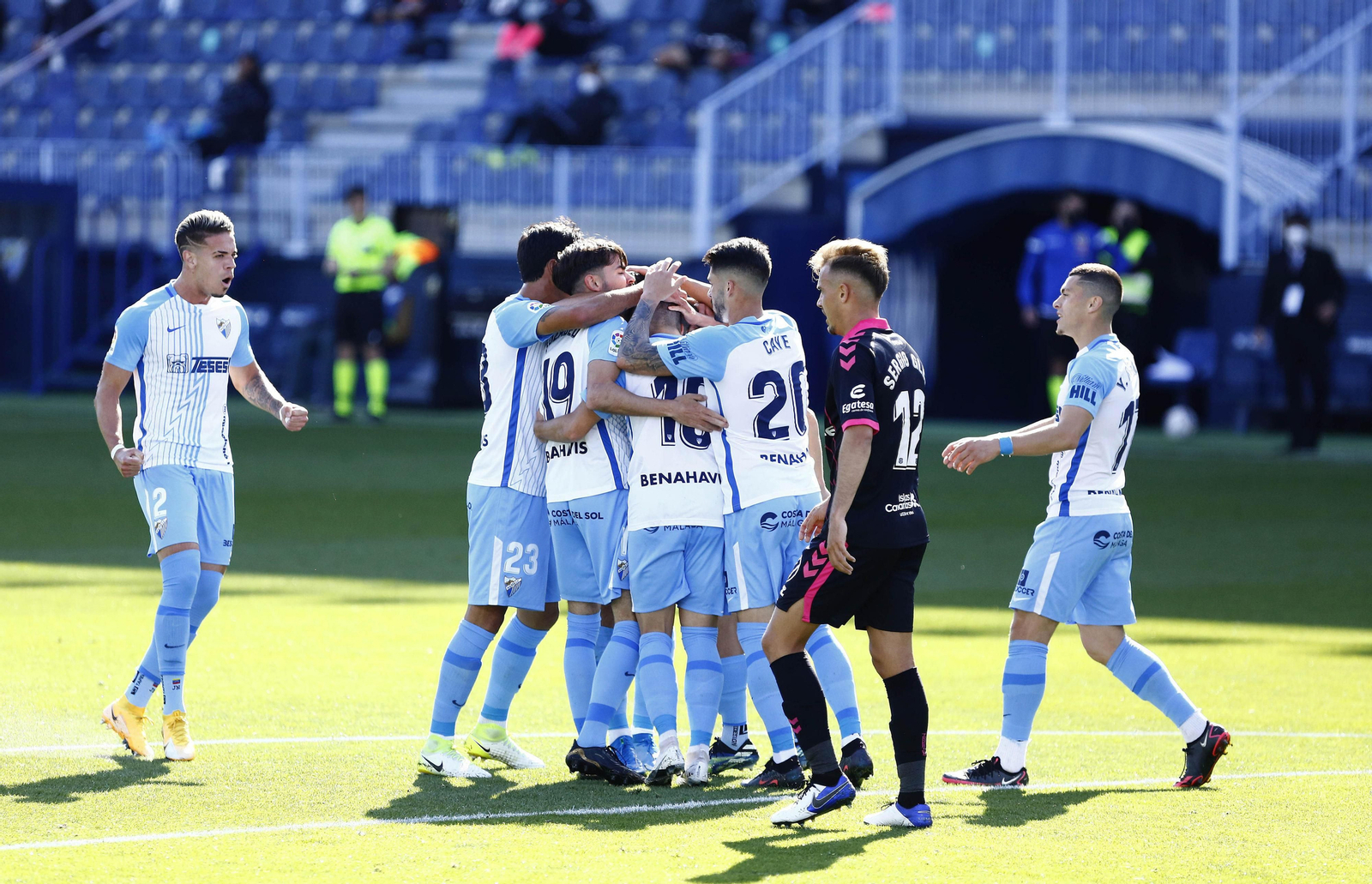 El Málaga celebra su gol al Tenerife.